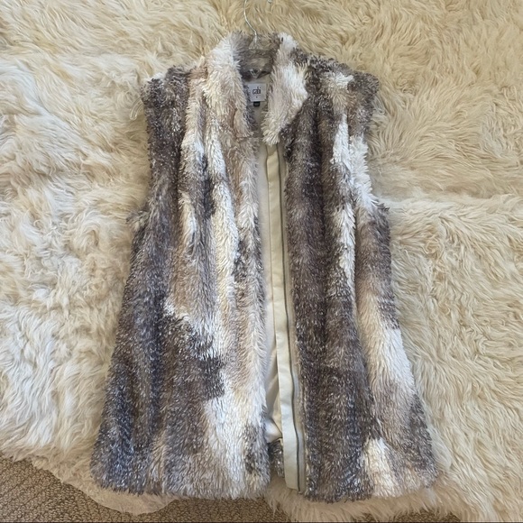 CABI Aspen Faux Fur Vest - Picture 2 of 6
